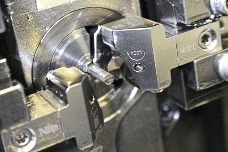 Mit dem «Neoswiss»-Wechselkopfsystem und der «Penta 17» von Iscar vereinfacht und beschleunigt Wiha bei der Produktion von Bits den Schneidenwechsel und erreicht höhere Standzeiten.  (Bild: Iscar)