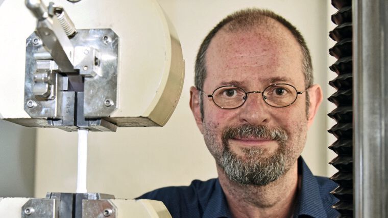 Prof. Dr. Frank A. Müller von der Universität Jena entwickelt mit seinem Team schadenstoleranten Knochenersatz. (Anne Günther/FSU)