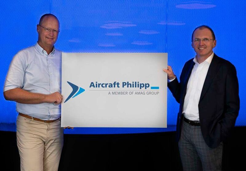 This picture shows Rolf Philipp, Managing Director of the Aircraft Philipp Group (left) and Gerald Mayer, CEO of Amag Austria Metall AG (right) with the future logo of the joint company (Amag Austria Metall AG)