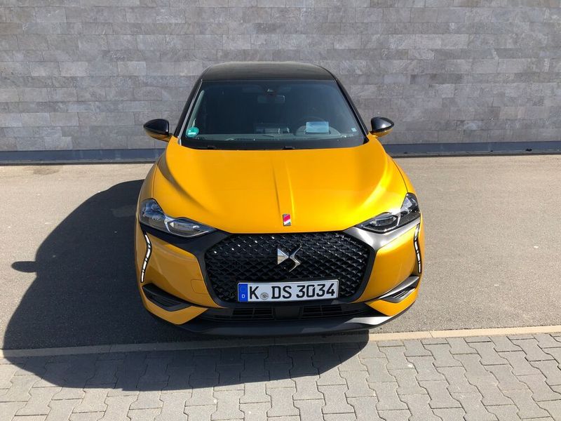 Die schwungvoll gezeichneten Linien auf der Motorhaube...  (Jens Scheiner/»Automobil Industrie«)