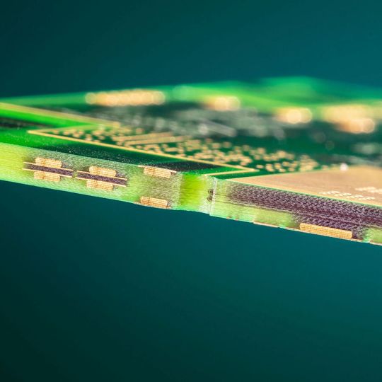 Bild 1: Motorsteuerungen, Umrichter und Hochvoltantriebe lassen sich mit verschiedenen Technologien und dem passenden PCB-Design technisch und ökonomisch optimieren. Bild 1: Motorsteuerungen, Umrichter und Hochvoltantriebe lassen sich mit verschiedenen Technologien und dem passenden PCB-Design technisch und ökonomisch optimieren.