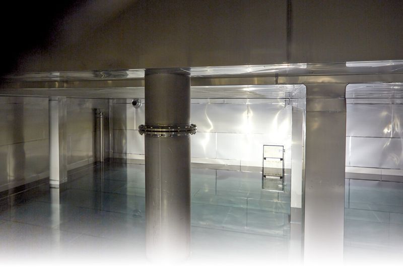 Trinkwasser zählt überall auf der Welt zu den elementaren Lebensmitteln – Blick in einen Trinkwasserspeicher. (Bild: Phoenix Contact)