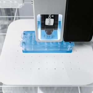 Der Bioprinter druckt in Hydrogel eingebundene lebende Zellen in winzigen Tröpfchen direkt auf den Mikrofluidik-Chip.(Bild:  Festo)