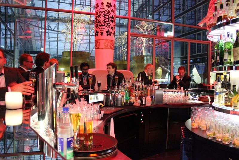 Der Treffpunkt nach dem Abendessen: die Bar. (Vogel IT-Medien)