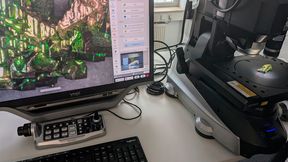 Mikroskopie-Demo in der LABORPRAXIS-Redaktion. Keyence war bei der Vogel Communications Group in Würzburg zu Besuch und hat gleich ein komplettes Digitalmikroskop samt Bildschirm mitgebracht. In so einem Termin kann man gemeinsam die Funktionen des Gerätes testen und direkt erste eigene Proben untersuchen. Hier liegt beispielsweise ein Bismut-Kristall auf dem Probentisch. (Bild: VCG – Lüttmann)