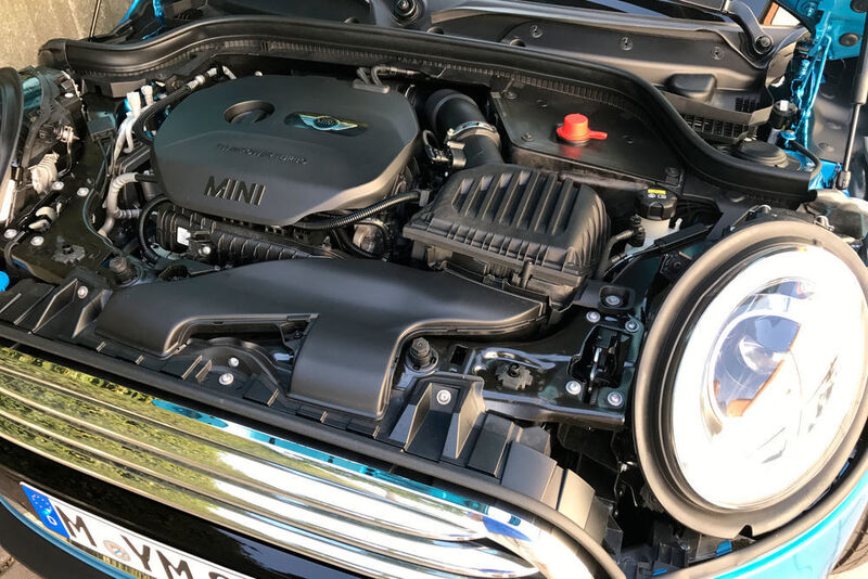 Mit dem neuen Mini hat der Hersteller auch eine neue Motorengeneration mit Twin-Power-Turbo-Technologie eingeführt. Im Mini Cooper Cabriolet kommt ein Dreizylinder-Ottomotor mit 100 kW/136 PS zum Einsatz. Die serienmäßige Kraftübertragung auf die Vorderräder erfolgt über ein Sechsgang-Schaltgetriebe. (Michel/»kfz-betrieb«)