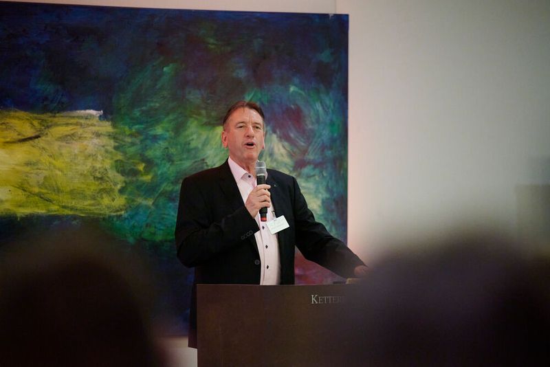 Impressionen vom ELEKTRONIKPRAXIS Frühlingsfest 2023 im Ketterer Kunst mit der Verabschiedung von Johann Wiesböck.  (Bild: © EYE AM CHRIS)