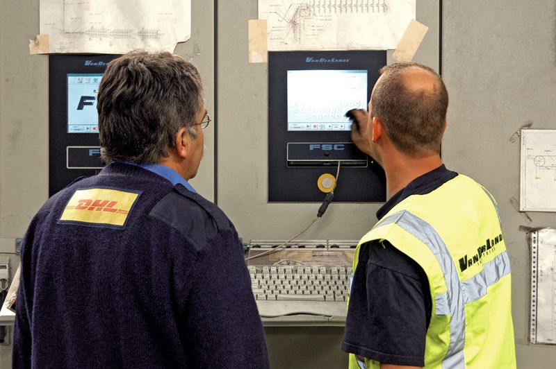 Umfassendes Steuerungs-Retrofit für eine Sortieranlage mit einer Leistung von rund 40.000 Paketen pro Stunde. (Vanderlande)