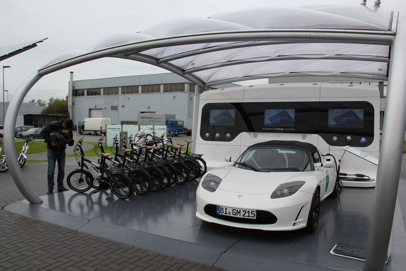 Diese Solartankstelle demonstriert eine Anwendungsmöglichkeit für den selbst erzeugten Ökostrom. (Bild: Itasse)