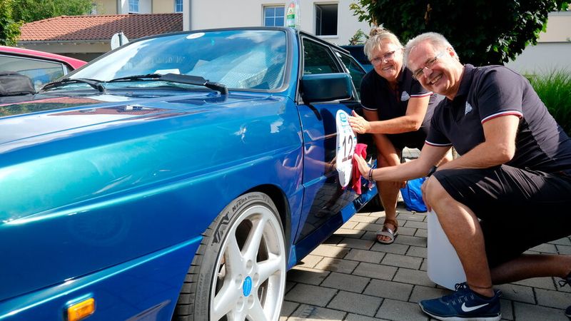 Inge und Gerd Stephan bringen die Startnummer an ihrem Audi Ur-Quattro aus dem Jahr 1985 an. (Bild: Zietz - VCG)