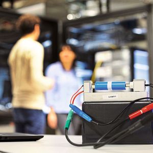 Eine Batteriezelle wird im Labor untersucht. (Berner Fachhochschule)