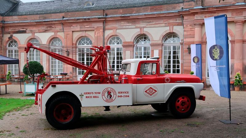 Hier muss man tatsächlich von Abschleppen sprechen, denn heute wird in der Regel geborgen und auf der Ladefläche transportiert: Ford F 600 Towing Truck aus dem Jahr 1959. Die dritte F-Serie baute Ford von 1957 bis 1960. (Bild: Peter Diehl)