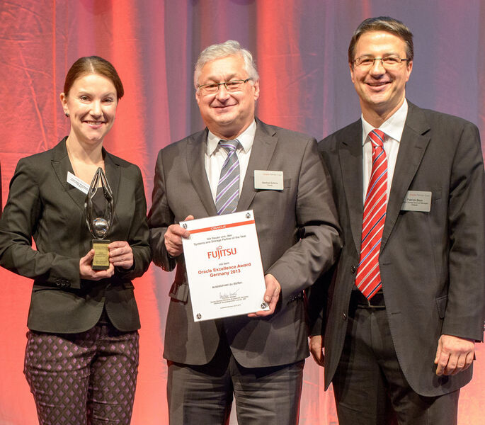 Cornelia Kühling von Fujitsu nahm den Award für den „Systems and Storage Partner of the Year“ von den Partner-Managern Manfred Schirra (M.) und Patrick Beer entgegen. (© Arndt Mueller)