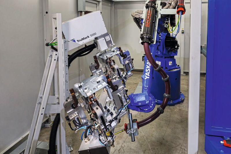 Komplexe Sache: der GP88 mit zwei Bauteilen im Greifer beim Lasersignieren. (Bild: Yaskawa Europe)