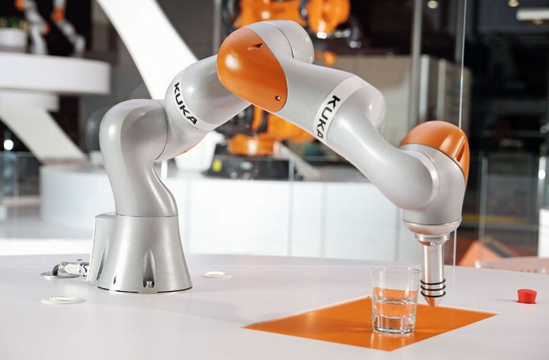 Der weiterentwickelte LBR iiwa mit programmierbarer Nachgiebigkeit ist für die Mensch-Roboter-Kollaboration ausgelegt. (Bild: Kuka)