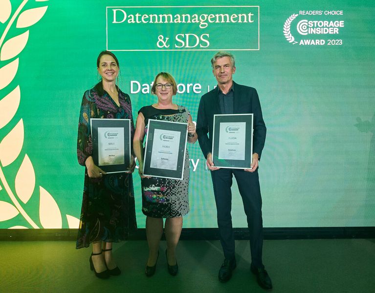 Die für die Speicherwelt notwendige Software wird durch die auf Grund der mittlerweile riesigen und weiter wachsenden Datenmengen unverzichtbaren Segmente „Datenmanagement & Software-Defined Storage“ repräsentiert. Die Awards empfangen (von links): Susanne Kummertz (NetApp, Gold), Jutta Schaufler-Kurz (Cohesity, Silber) und Johannes Kunz (DataCore, Platin). (Bild: krassevideos.de / VIT)