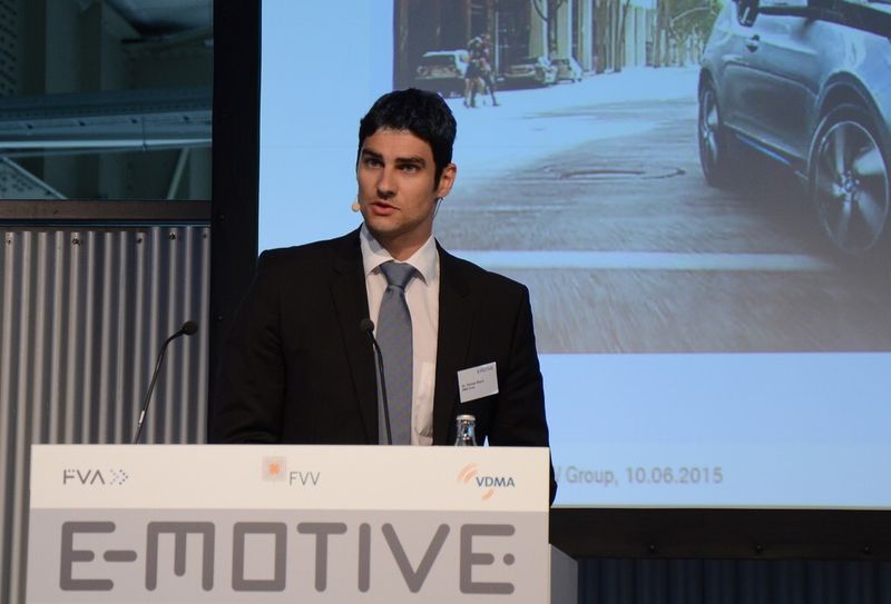 Dr.-Ing. Florian Risch von BMW stellte Ergebnisse aus dem Verbundprojekt HeP-E vor, in dem es um die effiziente Produktion von E-Traktionsantrieben geht. (Bild: Stefanie Michel)