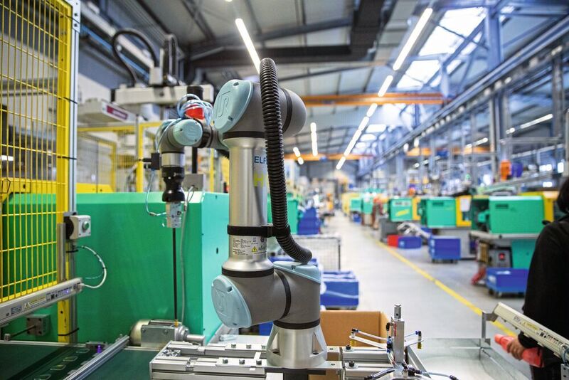 Der Kunststoffhersteller VEMA setzt seine Cobots an unterschiedlichen Arbeitsstationen ein. Für die Umrüstung benötigt er nur 30 Minuten. (UR)