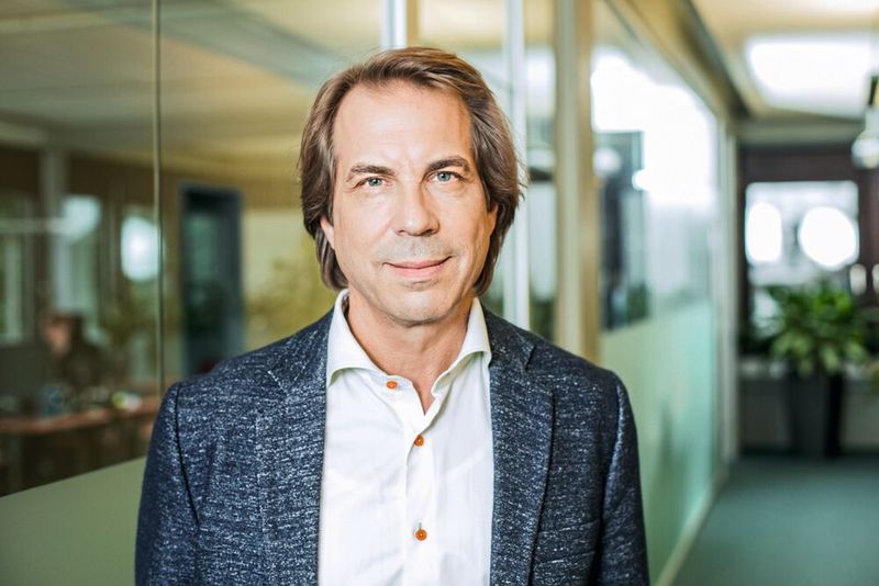 Ali Bindernagel, Chairman bei Friedrich Kocks: „Unsere Fachkräfte mussten auf 29 Reisen nach China insgesamt 616 Tage in Quarantäne verbringen. Das ist psychisch sehr belastend, auch weil die Quarantänedauer immer wieder kurzfristig verändert wird. Plötzliche Lock-Downs am Einsatzort bergen das Risiko, die Baustelle nicht mehr verlassen oder sie nicht mehr erreichen zu können. Bei einem positiven Corona-Testergebnis droht eine Lagerunterbringung ohne ausreichende Versorgung oder sprachliche Betreuung. Hinzu kommen unangemessene medizinische Untersuchungen am Zielort, zum Beispiel ein Lungen-CT, sowie Zugangsbeschränkungen für Restaurants, Supermärkte und öffentliche Einrichtungen. All dies führt nicht nur zu einem extrem langen Vorlauf für China-Reisen und eine schwierige Koordination mit den Kunden, sondern auch zu extremen Kostensteigerungen bei den Flügen und durch die zusätzliche Quarantänedauer.  Wir fordern daher von China den Verzicht auf PU-Einladungen für Visaanträge, eine verkürzte Quarantänezeit, bei Infizierung mit Corona eine Unterbringung im Krankenhaus und nicht in Corona-Lagern sowie eine Wiederaufnahme der Linienflüge nach China.“  (Bild: Friedrich Kocks GmbH & Co KG)