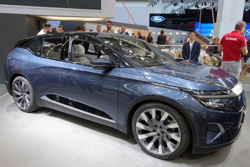 Das Elektro-SUV war als Prototyp schon bekannt, die Serienversion hatte sich nur leicht verändert. (Bild: Wehner/»kfz-betrieb«)