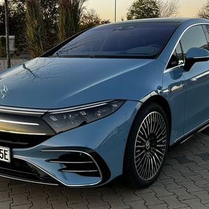 Anders als bislang ist der Stern im Modelljahr 2024 auf die Motorhaube gewandert. Wer möchte, kann aber gegen Aufpreis die AMG-Variante wählen, dann sitzt der Stern vorne auf dem Grill.(Bild:  Simon – VCG)