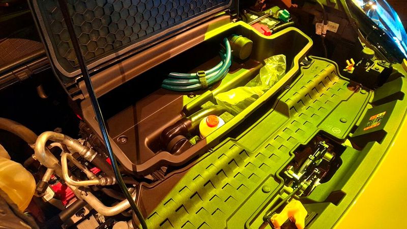 Pfiffig: Im Frunk finden Ladekabel, abnehmbare Anhängerkupplung und diverser Kleinkram Platz. (Bild: Rudolf Huber/SP-X)