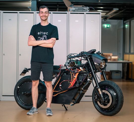 (Tobias Oesch (technische Leitung ETHEC) ist überzeugt, dass Motorräder eine bedeutende Rolle in der E-Mobilität der Zukunft spielen werden. Bildquelle: Sintratec)