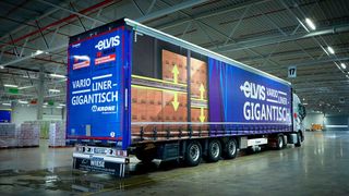 Das ist der neue Vario Liner, der nach dem Doppelstockprinzip aufgebaut ist. Profitieren sollen davon der Hub- und Linienverkehr. Auf zwei Ebenen kann der Auflieger satte 62 Paletten transportieren, was Extrafahrten einspart, wie es heißt. Nicht zuletzt erhöht er die Sicherheit. (Bild: Elvis AG)