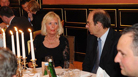 Auch Marion Johl (Santander Consumer Bank) und Ernst Haack (Geschäftsführer Vogel Business Media) ließen sich die Ergebnisse nicht entlocken. (Archiv: Vogel Business Media)