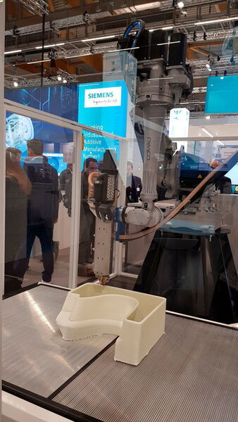 CEAD und Siemens präsentierten mit AM Flexbot ein präzises 3D-Drucksystem für große Druckvolumina. (D.Quitter/konstruktionspraxis)