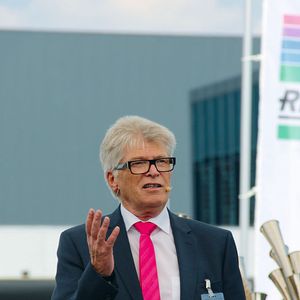 Zur Grundsteinlegung des neuen Rittal-Produktionswerkes in Haiger sagte Dr.-Ing. (e.h.) Friedhelm Loh, Inhaber und Vorstandsvorsitzender der Friedhelm-Loh-Group: „Die Vernetzung der Produktion ist entscheidend für die Zukunft des Wirtschaftsstandorts Deutschland, denn nur so können wir ausreichend Produktivität erzeugen, um im globalen Wettbewerb gerüstet zu sein und gleichzeitig in unserer Heimat viele Familien in Lohn und Brot zu halten.“(Bild:  Reinhold Schäfer)