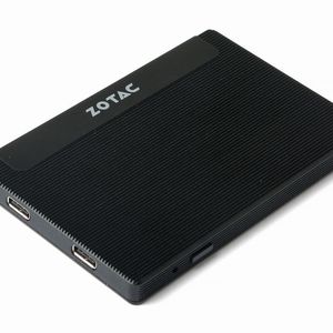 Ein echter Taschenrechner: Die Zotac Zbox PI225 ist nur acht Millimeter hoch. Als Schnittstellen für externe Geräte dienen zwei USB-C-Buchsen.