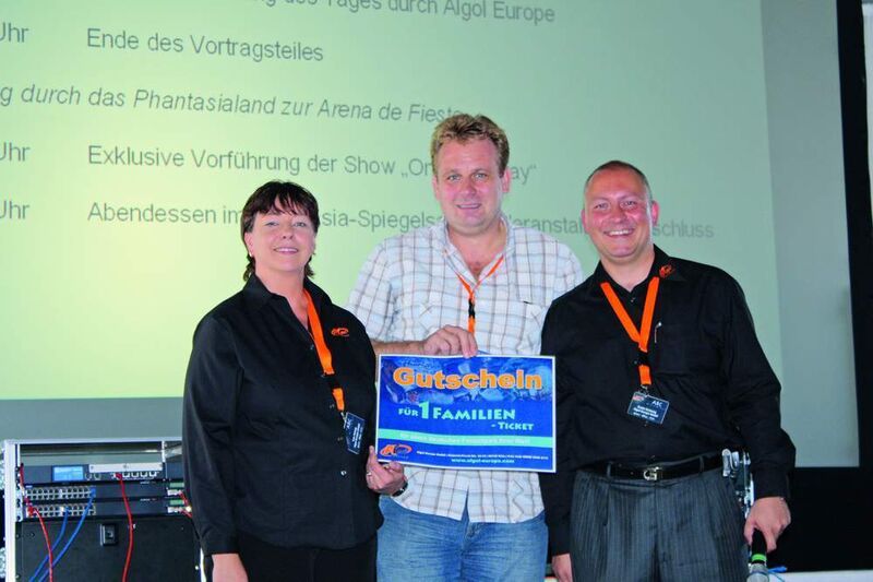 Ines Helmig und Guido Nickenig, beide Algol, gratulieren Dirk Becker, Prodata Service, dem Gewinner des Familientickets für einen deutschen Freizeitpark nach Wahl. (Archiv: Vogel Business Media)