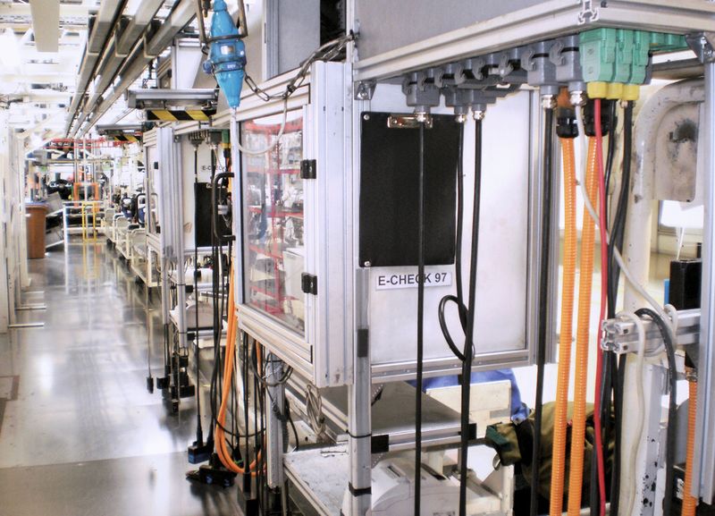 Bild 3: Maschinenhalle der SAS Automotive in Tschechien. (Bild: Harting)