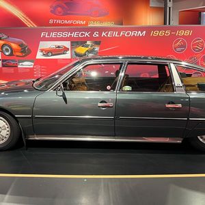 Die Stromlinie und der souveräne cW-Wert gaben dem großen Citroën CX seinen Namen, der auf den französischen Begriff für den cW-Wert (Luftwiderstandsbeiwert) zurückgeht. Dieses Exemplar ist aktuell Teil der Sonderausstellung „Form vollendet“ im Museum von Audi Tradition in Ingolstadt.(Bild:  autodrom)