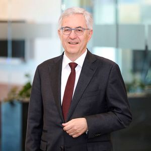 Rolf Bulander ist neuer Aufsichtsratsvorsitzender bei Webasto. Er tritt die Nachfolge von Franz-Josef Kortüm an, der sein Amt bereits im vergangenen Jahr niedergelegt hatte. Den stellvertretenden Vorsitz des Gremiums übernimmt Wolfgang Ziebart, der seit April 2019 dem Aufsichtsrat von Webasto angehört.

Rolf Bulander ist ein ausgewiesener Experte der Automobilindustrie und war vor seine Zeit bei Webasto mehr als 30 Jahre in verschiedenen Führungspositionen bei Robert Bosch tätig. Zuletzt verantwortete er als Mitglied der Geschäftsführung den Unternehmensbereich Mobility Solutions. 
