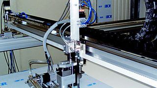 Linearautomat zum Abziehen von Schutzfolien: Die Folien werden eingeritzt, am Anfang angehoben und automatisch abgestreift, ohne die Oberfläche zu beschädigen. (Archiv: Vogel Business Media)