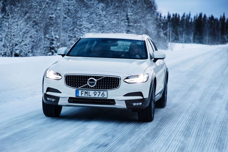 Auch von vorne ist der V90 Cross Country eine stattliche Erscheinung. (Volvo)