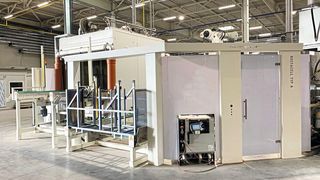 Die RTK von MTM von außen betrachtet. Solche Anlagen sollen möglichst kompakt sein und gleichzeitig hohe Durchsätze ermöglichen. Bei dieser Entwicklung werden die Teile nicht mehr durch ein lineares System gefördert. Es gibt keine beweglichen Rollen oder Schienen. (Bild: MTM)