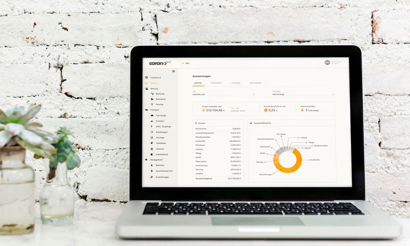 Was kostet ein Fuhrpark? Diese Frage soll mit dem neuen Fuhrparkmanagement von CaranoCloud beantwortet werden. Die Self-Service-Plattform für Unternehmensmobilität verhilft mit einer umfangreichen Fahrzeugakte und detaillierten Auswertungen zu mehr Transparenz im Flottenmanagement. Die Berliner Softwareentwickler von Carano versprechen mit ihrer Cloud-Lösung Transparenz, Einfachheit und eine Funktionalität, die alle Aspekte des Fuhrparkmanagements abdeckt. Intuitive Bedienung und aussagekräftige Auswertungen sollen für eine einfache Verwaltung in der Cloud-Umgebung sorgen. Das lohne sich bereits für Flotten mit nur wenigen Fahrzeugen. Mit den Auswertungen können Fuhrparkbetreiber mögliche Einsparpotenziale schnell identifizieren. Unterstützt wird dieses Ziel durch das erweiterte Sharing- und Buchungssystem. Weitere Informationen   (Bild: Carano)