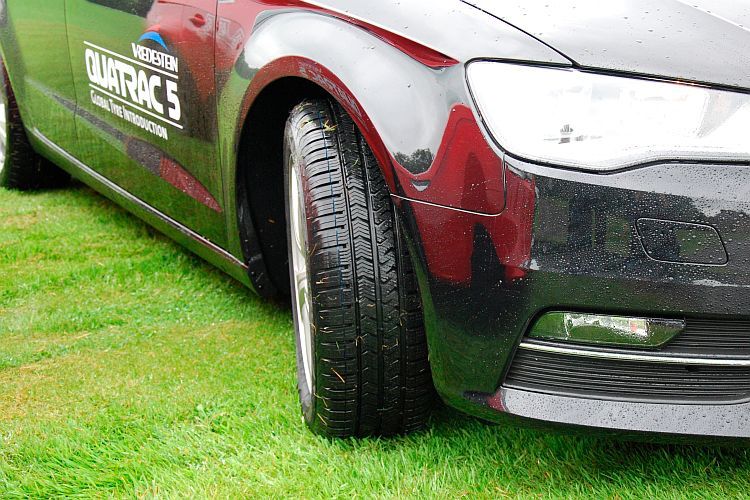 Nicht nur auf nassen Wiesen gut, sondern ausgewogen unter allen Bedingungen: der Vredestein Quatrac 5. (Foto: Rosenow)