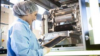 Das Fraunhofer ISE betreibt eine Pilotlinie für Druckverfahren für die Fertigung von Katalysatorschichten in Membran-Elektroden-Einheiten. (Bild: Fraunhofer ISE)