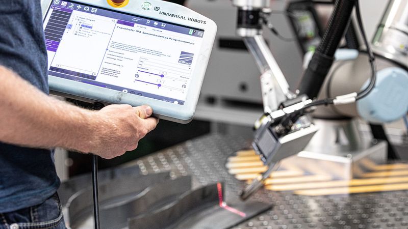 Dank der No-Code-Lösung brauchen Schweißfachkräfte kein spezifisches Roboterwissen und das Schweißen mit Cobot lohnt sich somit auch bei kleinen Stückzahlen und hoher Bauteilvarianz.(Bild:  Fraunhofer IPA)