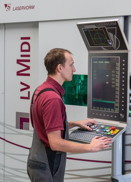 Einfache Bedienung dank zentralem Bedienpanel, von dem aus alles greif-, beeinfluss- und steuerbar ist. (Bild: Laservorm)