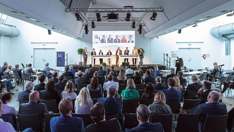Volle Reihen bei den Automotive Business Days 2022. Bei der diesjährigen Auflage des Fachkongresses von »kfz-betrieb« am 20. und 21. Juni in Würzburg geht es unter anderem um den E-Commerce im Fahrzeugvertrieb und dessen Relevanz für das Geschäft von Automobilhändlern.(Bild:  Stefan Bausewein)