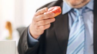 Ob wir uns hungrig oder satt fühlen, entscheidet maßgeblich unser Gehirn. (©Viacheslav Iakobchuk - stock.adobe.com)