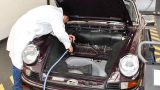 Bei der Spektralanalyse wird mithilfe eines Funkenspektrometers Metall auf seine chemische Zusammensetzung hin analysiert. Somit kann das Institut für automobile Forensik indirekt das Alter von Blechen bestimmen und so z. B. eine Aussage über die Echtheit einer Blechpartie treffen. (Bilder: Dominsky)