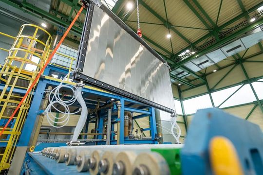 Die Industrie – allen voran Thyssenkrupp Nucera – ist beim Hochlauf der Wasserstoffwirtschaft ein wichtiger Enabler. Das beweist ein neues Großprojekt für den Bau einer Wasserelektrolyseanlage mit einer Leistung von 600 Megawatt ...(Bild:  Thyssenkrupp Nucera)