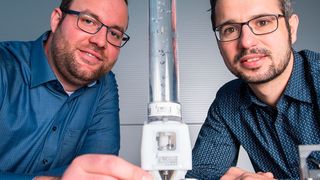 Die Ingenieure Philipp Linnebach (l.) und Steffen Hau (r.) aus dem Forscherteam von Prof. Stefan Seelecke mit Prototypen einer motorlosen Pumpe (Mitte) und eines smarten Ventils (vorne rechts) aus Folie.  (Oliver Dietze)