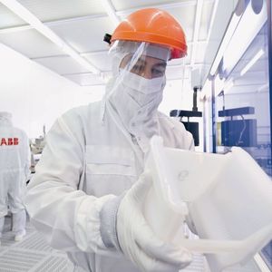 Arbeiten im Reinraum bei ABB Semiconductors in Lenzburg